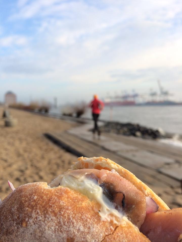 Matjesbrötchen am Elbstrand